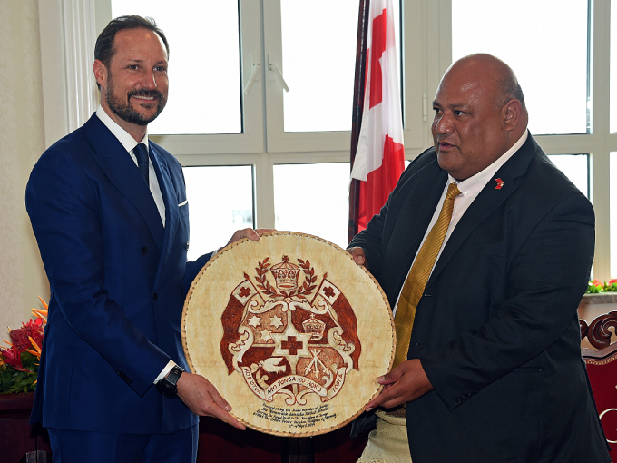 Kronprinsen fikk Tongas våpenskjold i gave da han møtte visestatsminister Semisi Sika  Foto: Sven Gj. Gjeruldsen, Det kongelige hoff